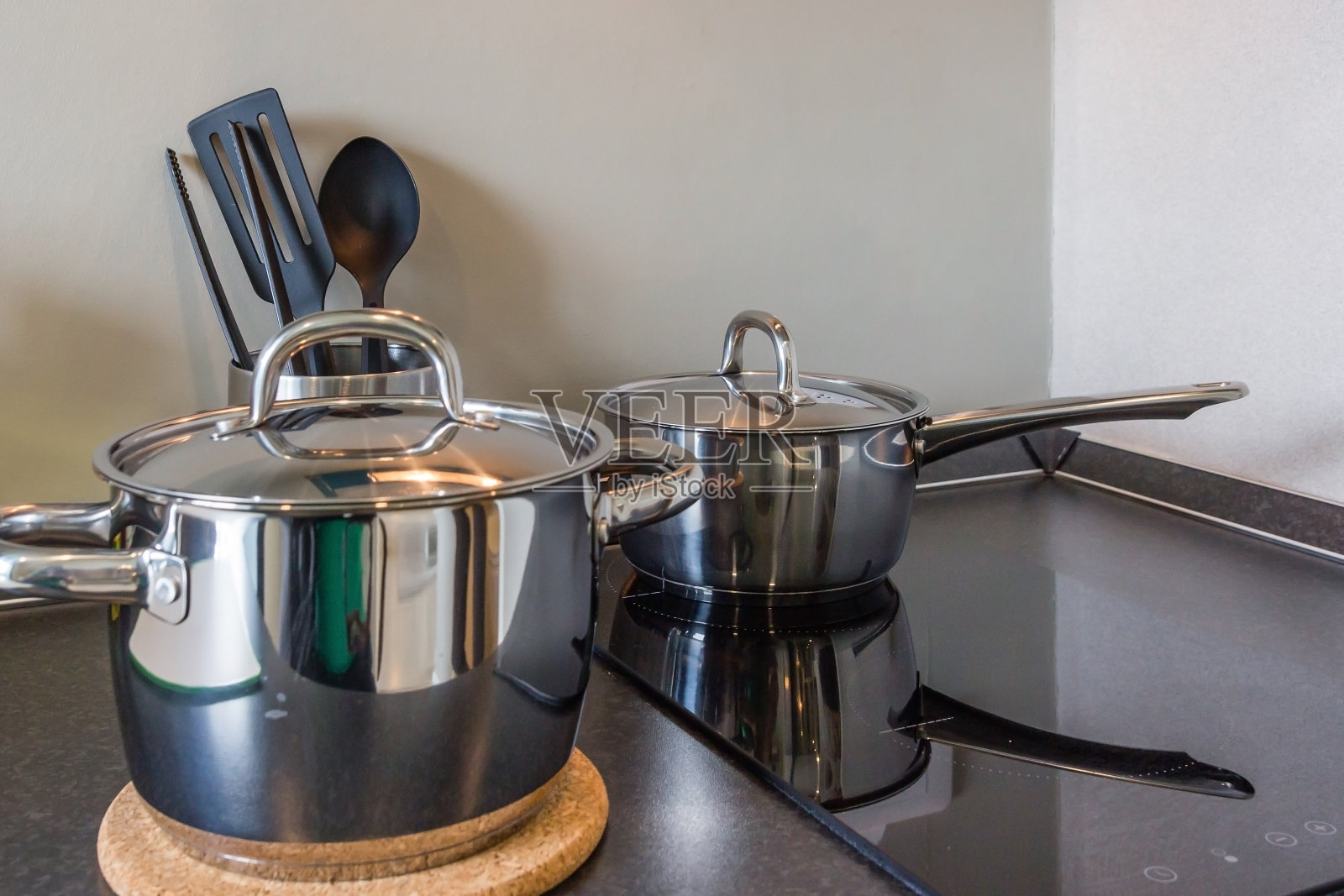 现代厨房内部。设计理念采用新型不锈钢器具。照片摄影图片