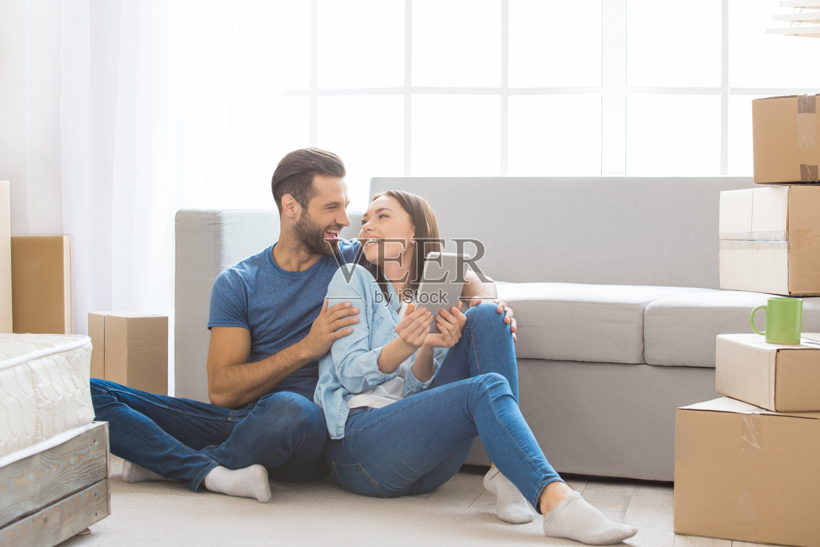 年轻夫妇搬到一个新的公寓一起搬迁照片摄影图片