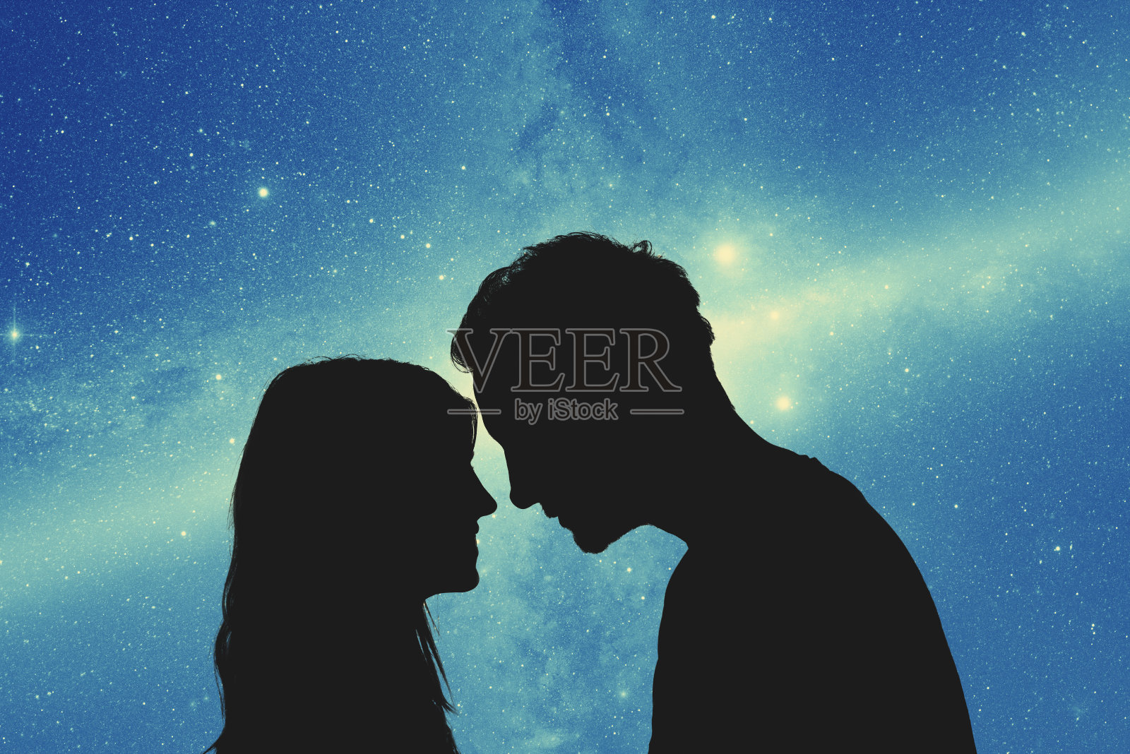 星空下一对年轻夫妇的剪影。我的天文工作。照片摄影图片
