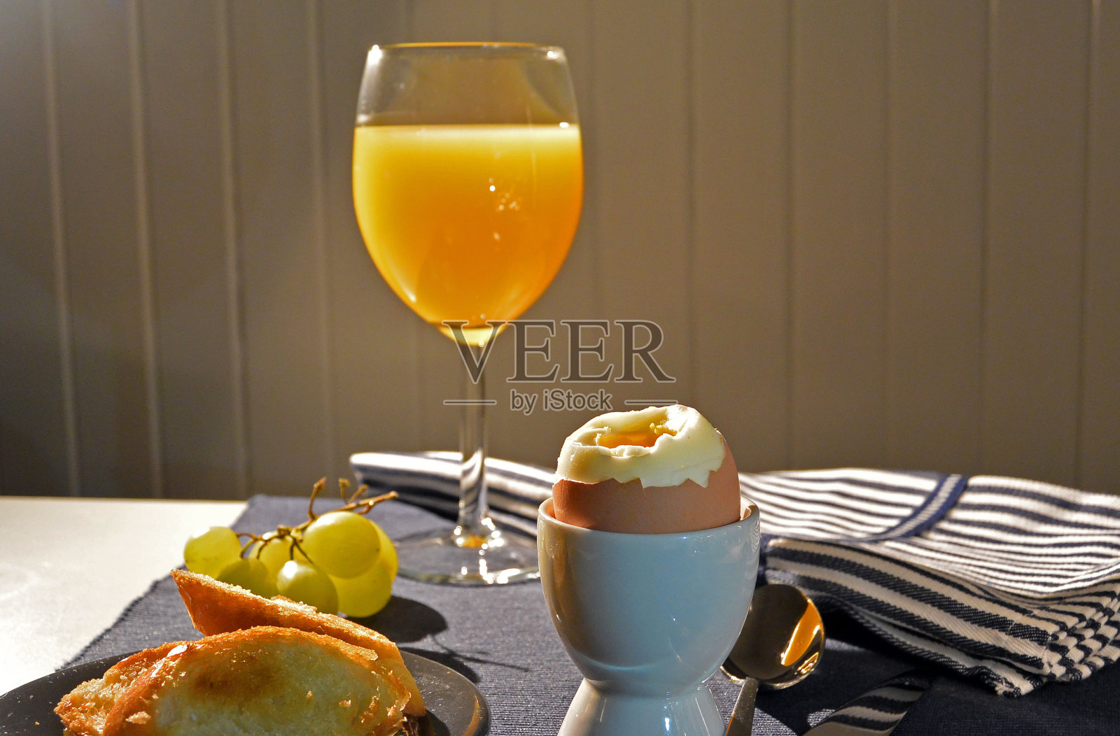 早餐是煮鸡蛋和橙汁照片摄影图片