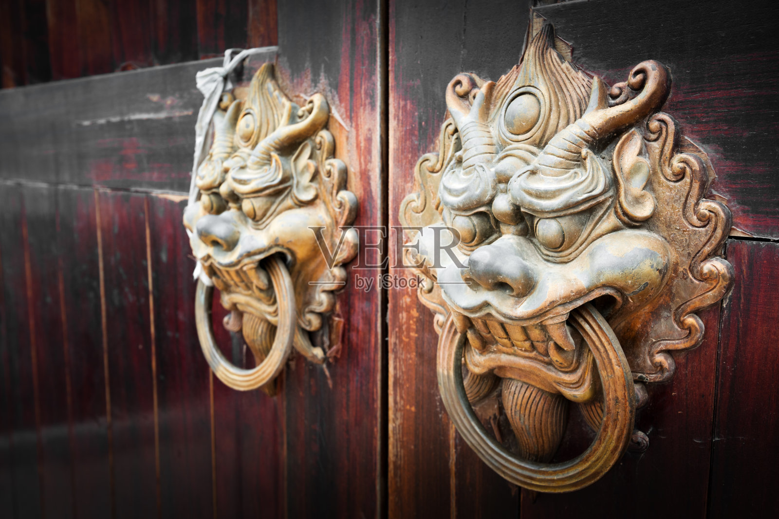 中式红色门，狮子头球形门，铜球照片摄影图片