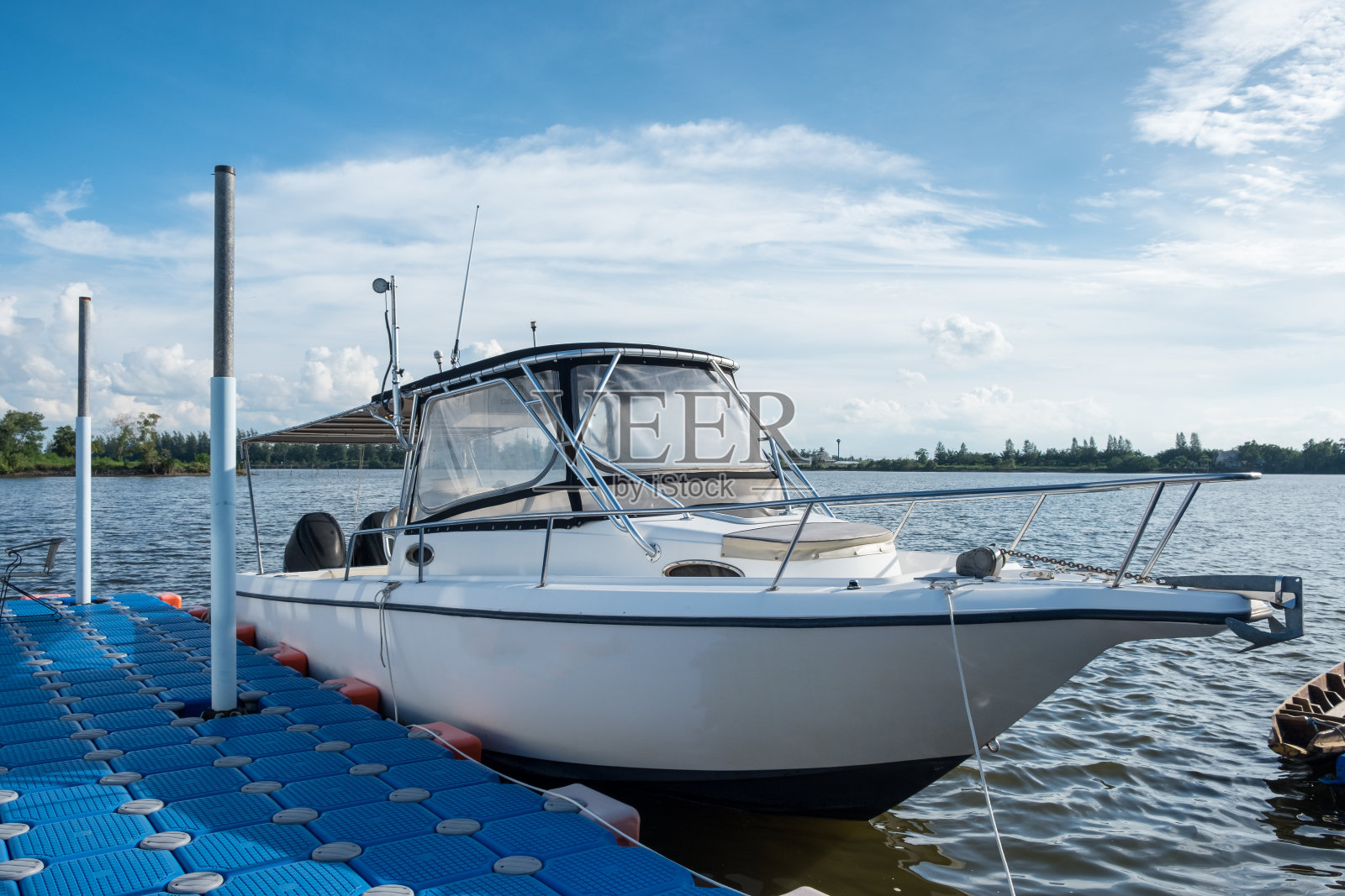 一艘白色游艇停泊在河边的码头照片摄影图片