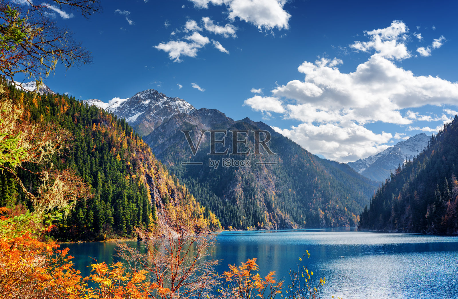 美丽的风景长湖之间的山脉和秋天的森林照片摄影图片