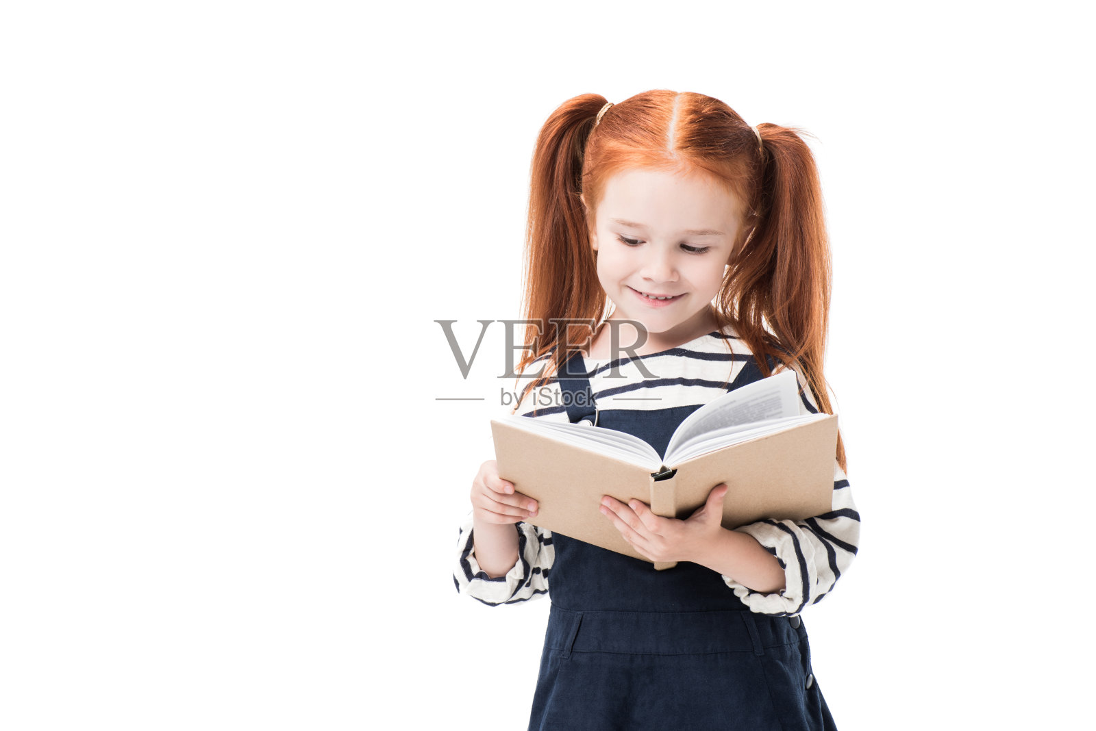 可爱微笑的小学生读书孤立的白色照片摄影图片