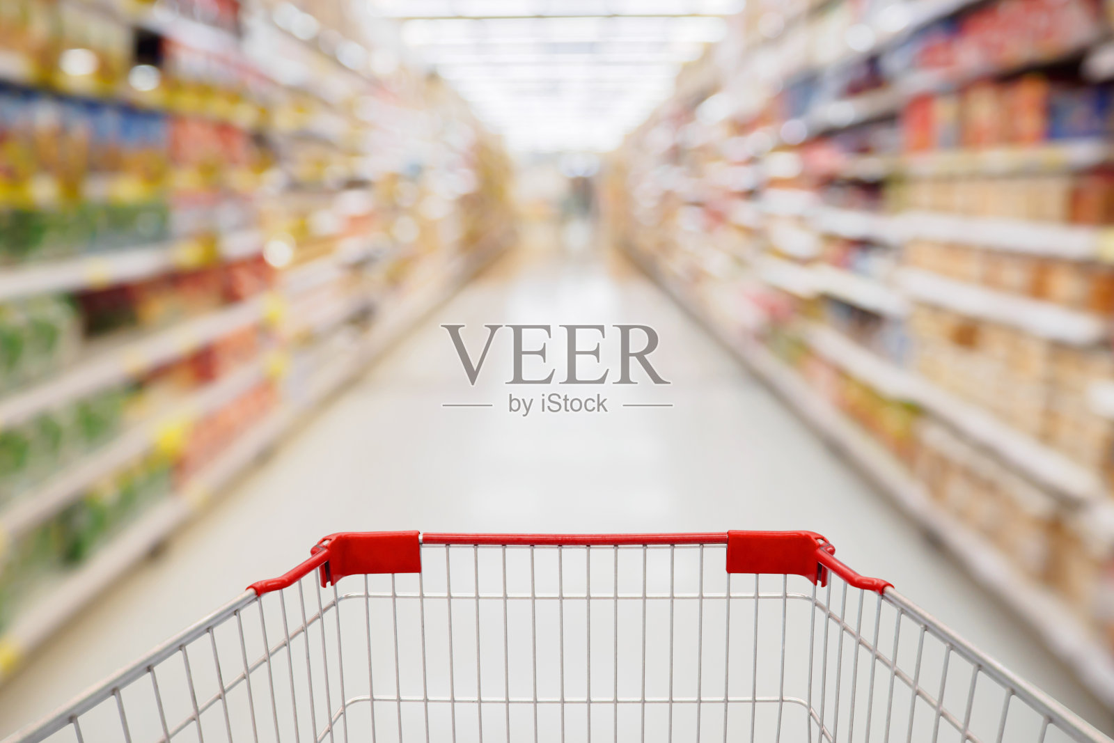 购物车视图在超市过道与产品货架抽象模糊散焦背景照片摄影图片