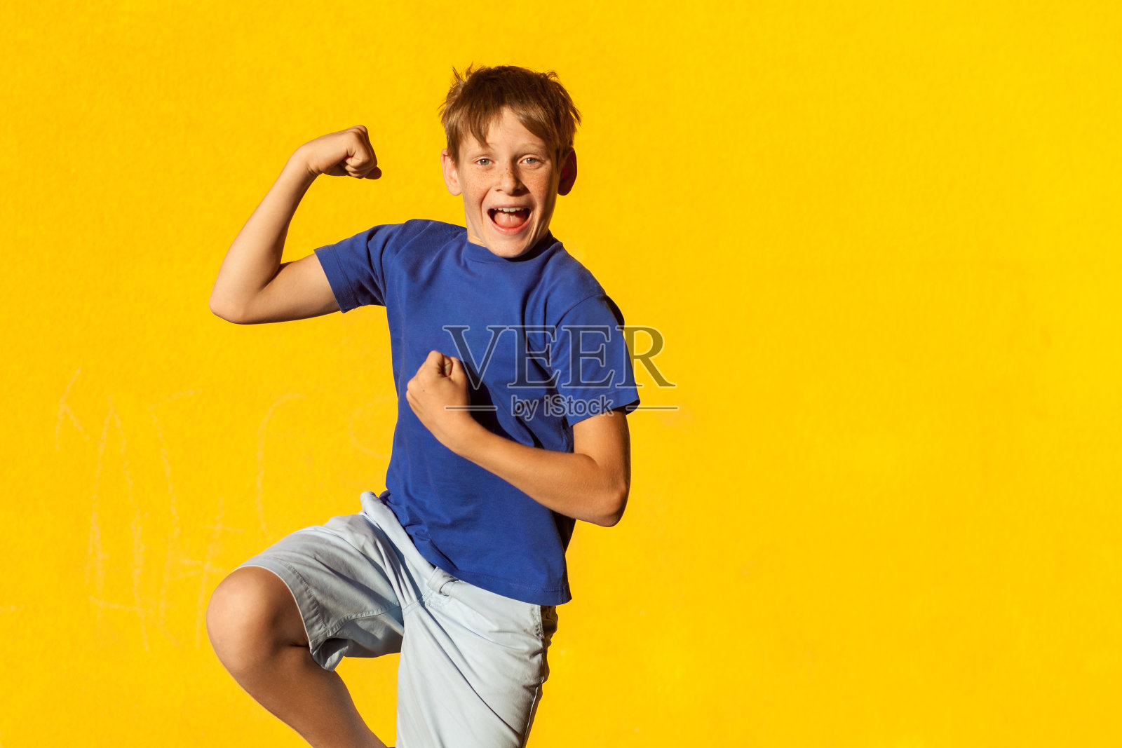 有趣的一个快乐的夏天雀斑男孩照片摄影图片