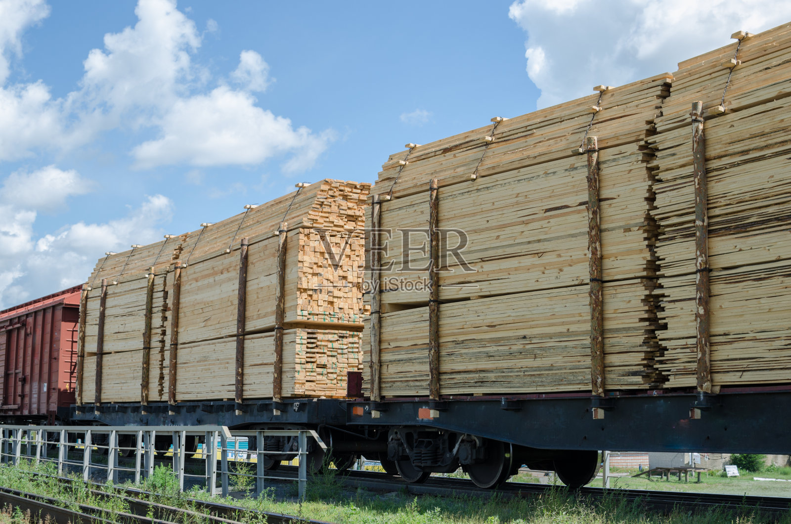 满载木材的火车车厢照片摄影图片