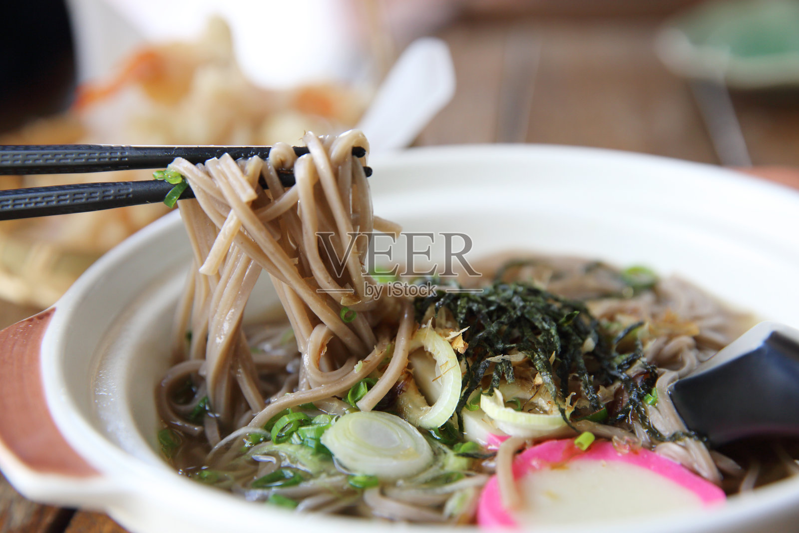 天妇罗荞麦面配炸虾和蔬菜，日式料理照片摄影图片