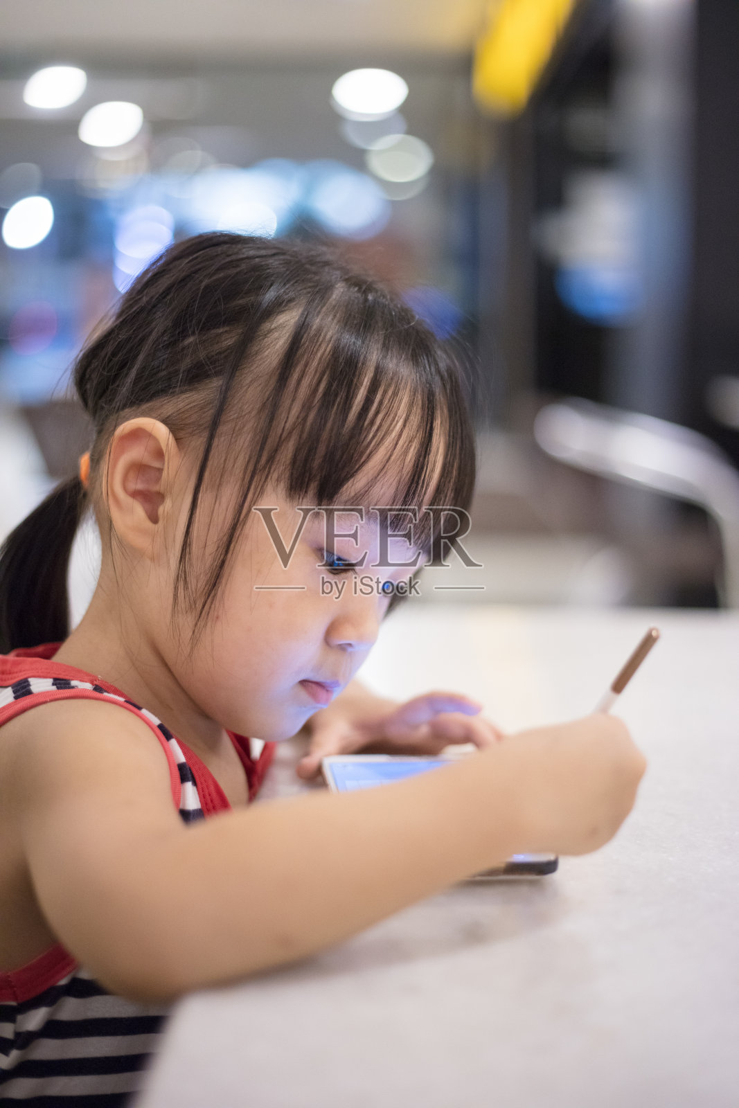 亚洲华人小女孩玩智能手机照片摄影图片