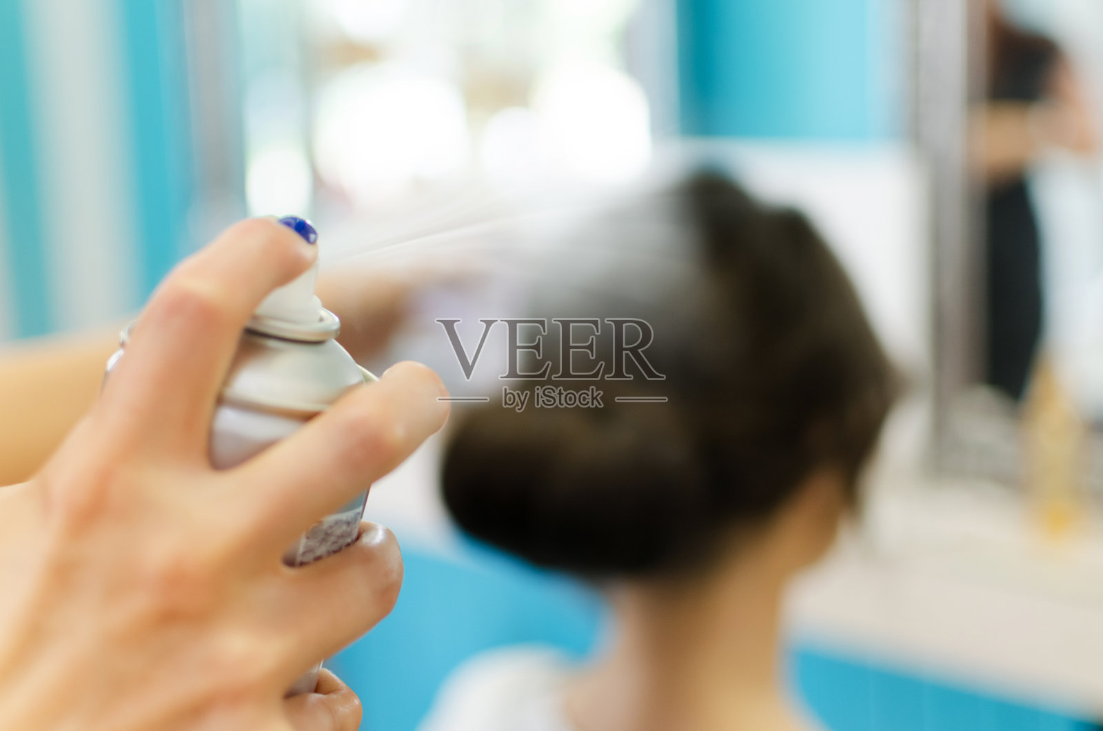 美发师在顾客的头发上使用发胶照片摄影图片