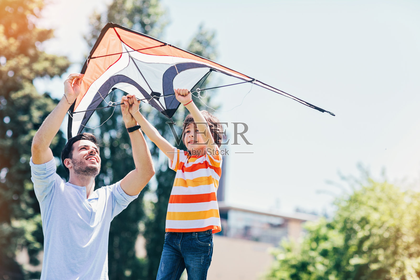 父亲和儿子拿着风筝照片摄影图片