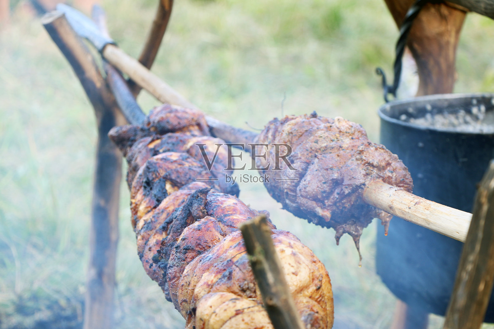 哥特人用矛煮肉照片摄影图片