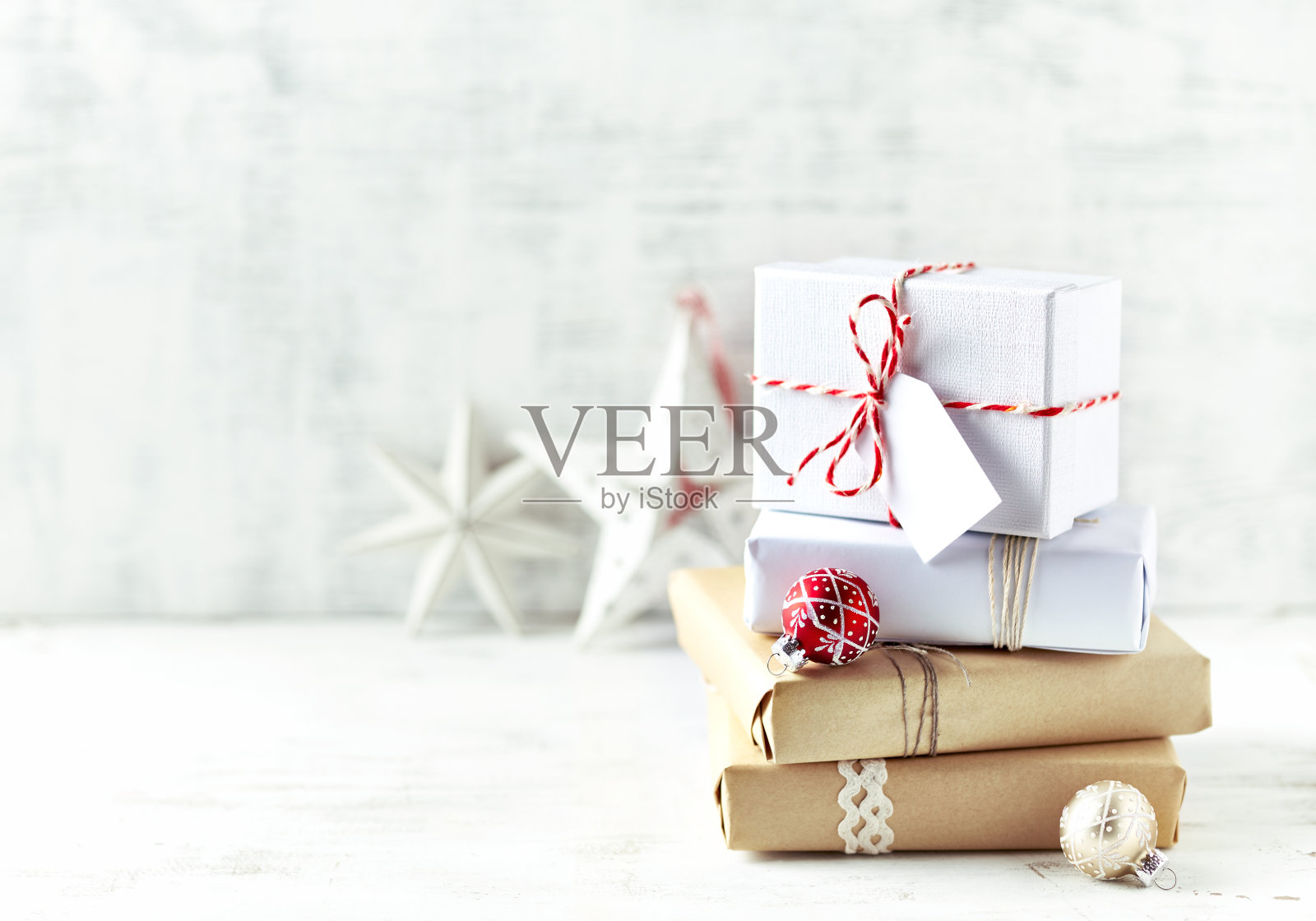 一个圣诞礼物的安排包装在礼物纸在自然的阴影照片摄影图片