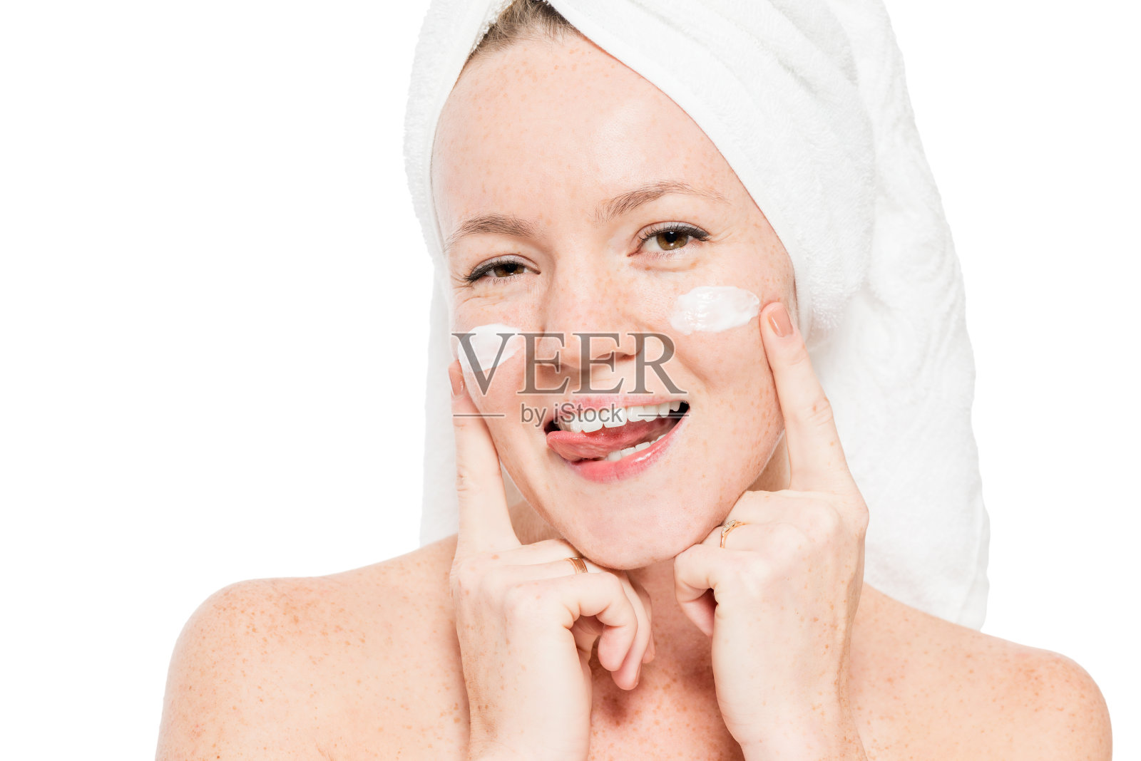 女性脸部淋浴后的特写，在脸颊上涂抹保湿霜照片摄影图片