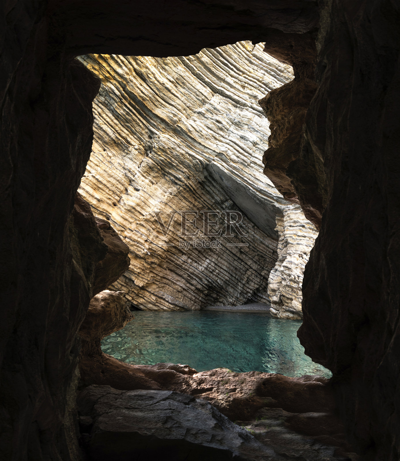 从希腊岩石海岸的洞穴里看到的风景照片摄影图片