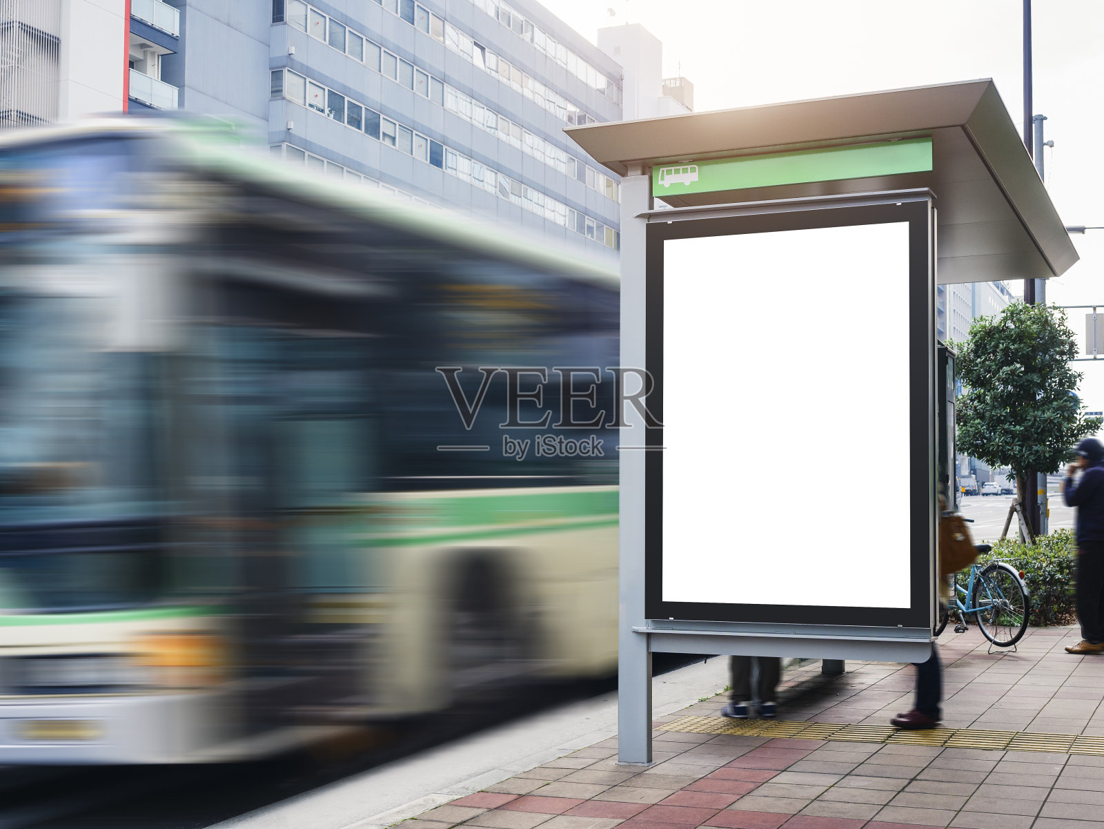 在巴士候车亭媒体户外街道模拟广告牌横幅模板照片摄影图片
