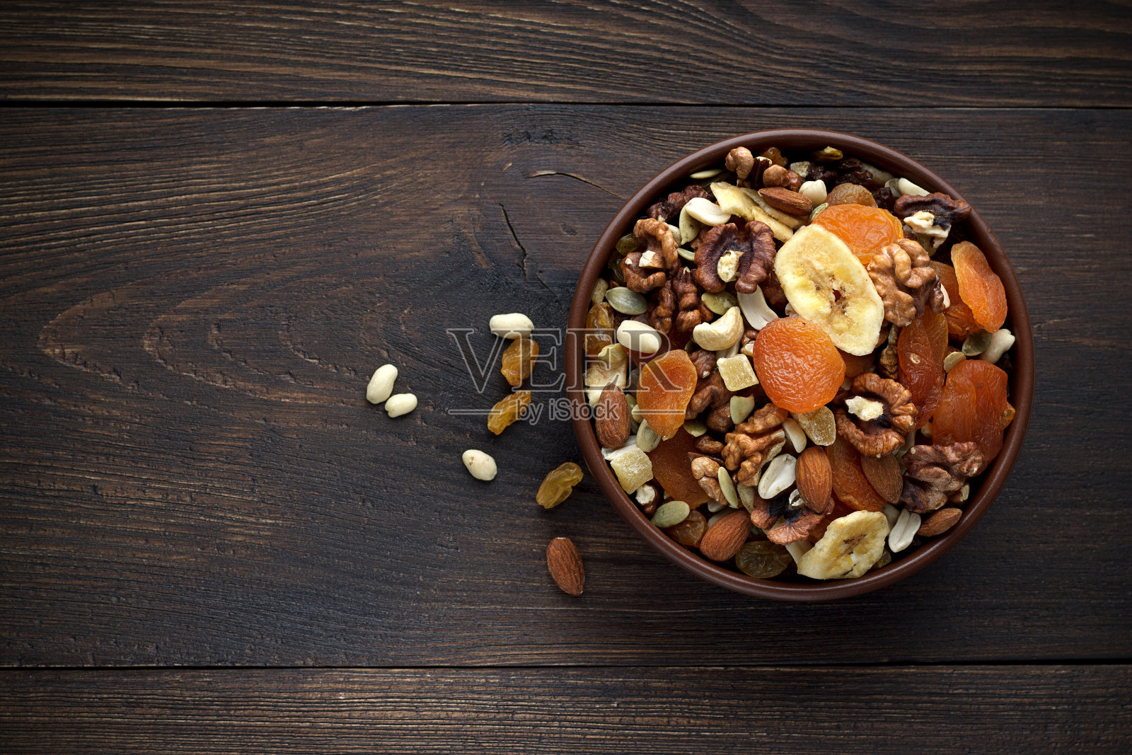 健康的零食在碗上的木制背景。照片摄影图片