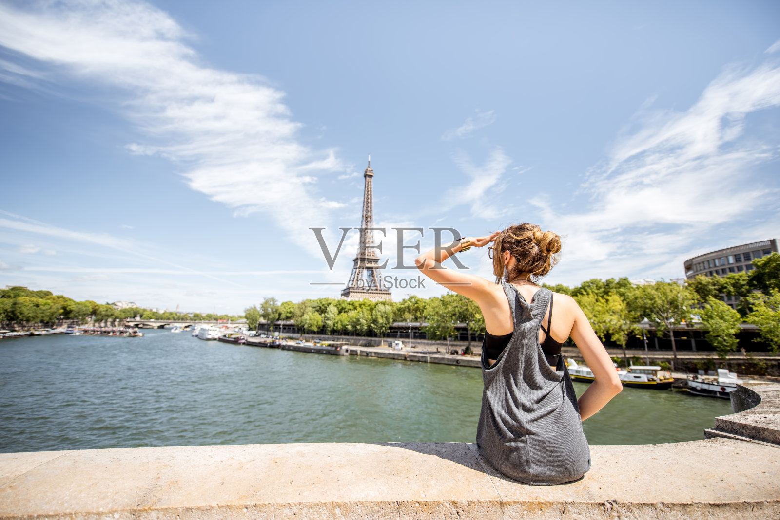 女人在巴黎照片摄影图片