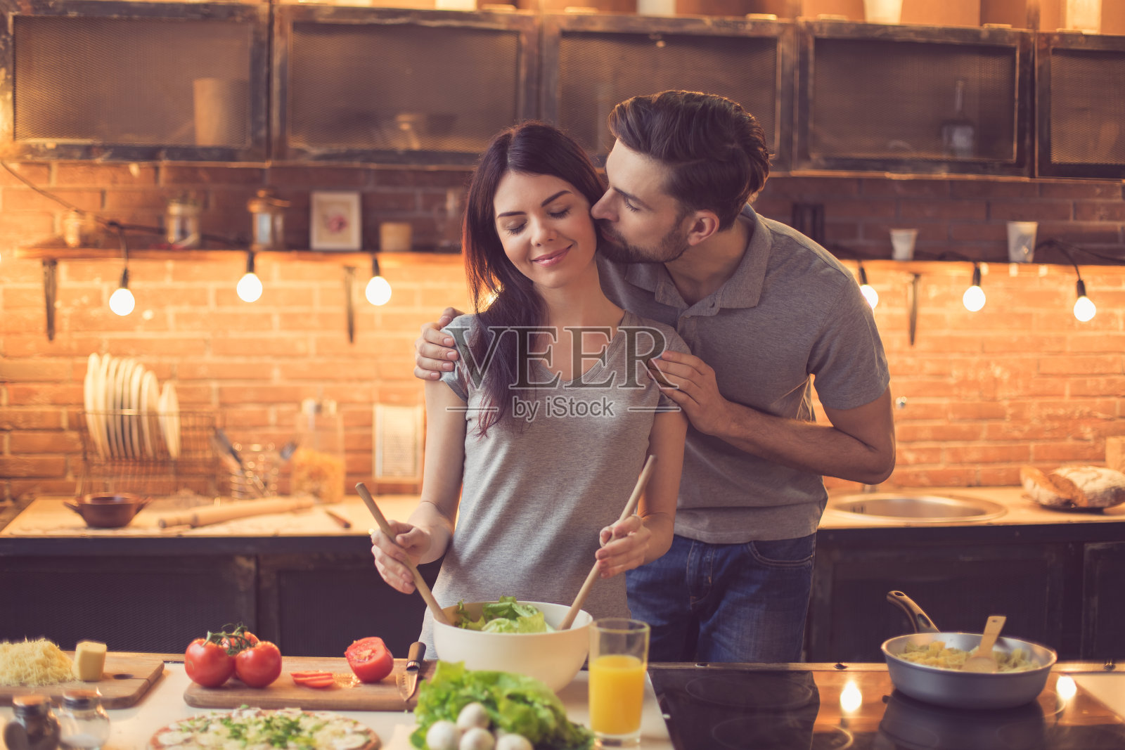 年轻夫妇在厨房做饭照片摄影图片