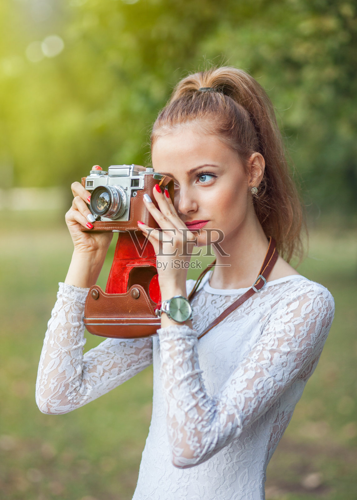 一个拿着旧测距相机的女孩的肖像照片摄影图片