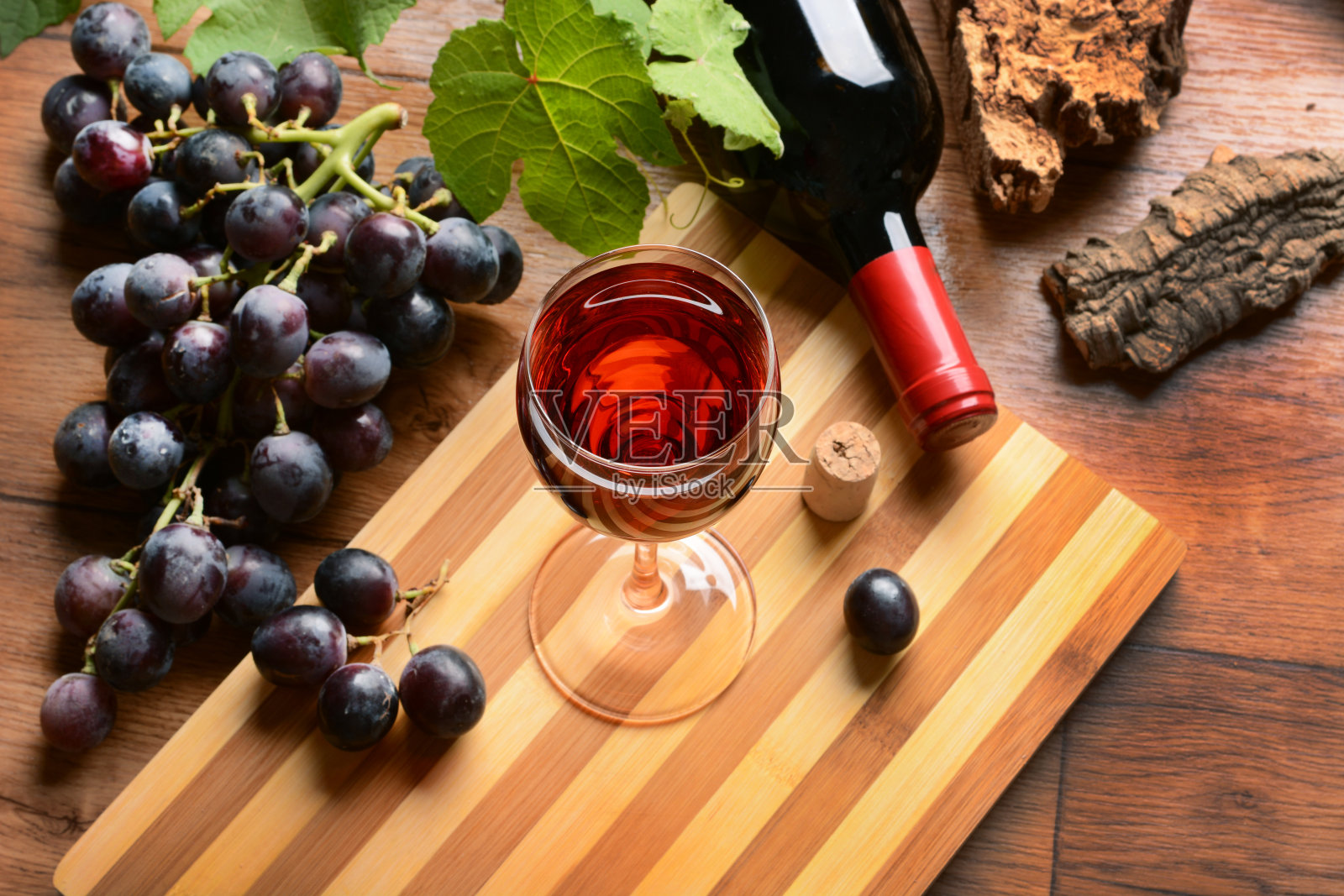 酒杯红酒-木背景照片摄影图片