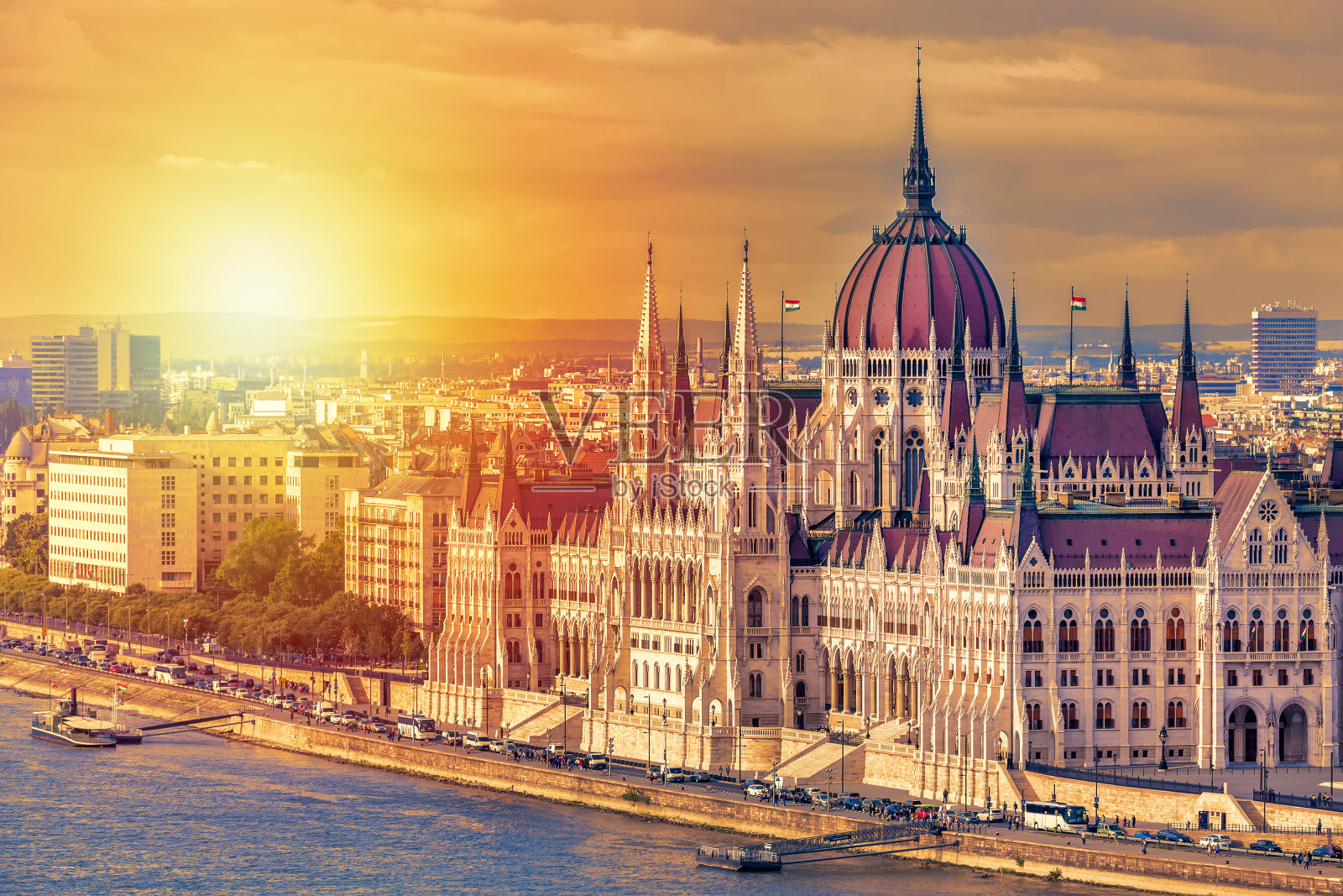 旅游和欧洲旅游的概念。匈牙利布达佩斯的议会和河边观光船在夏日日落。照片摄影图片