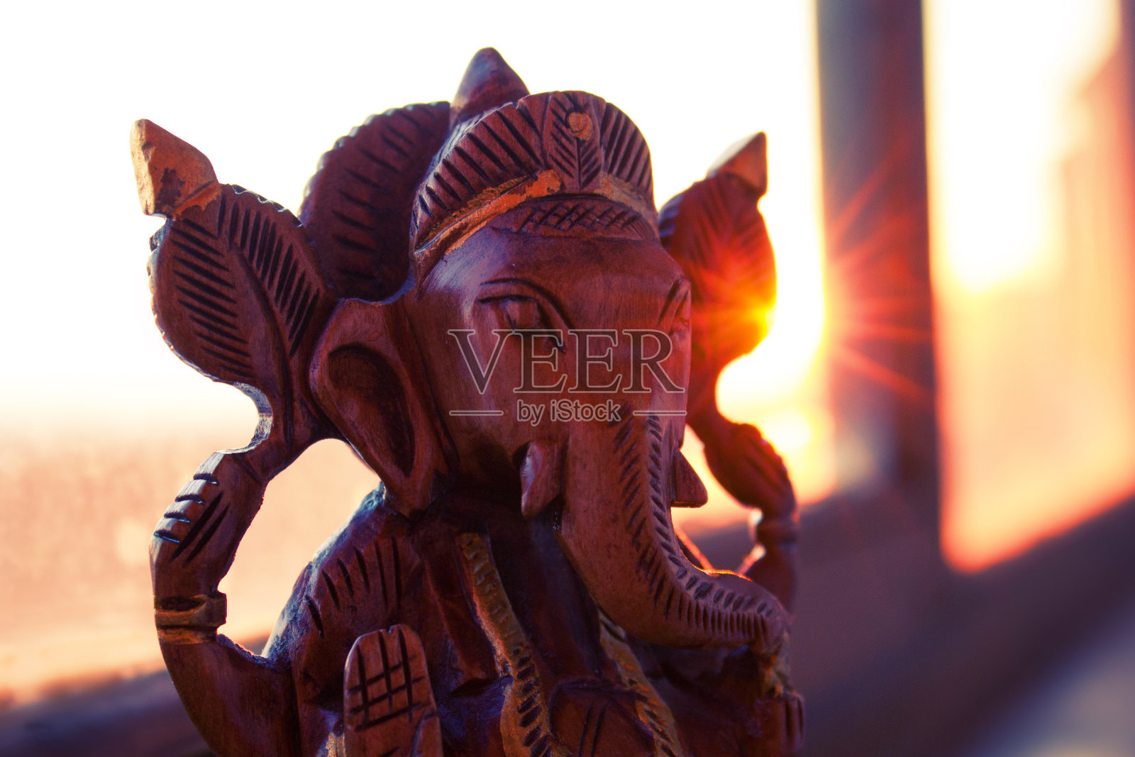 印度神甘尼萨的木制小雕像照片摄影图片