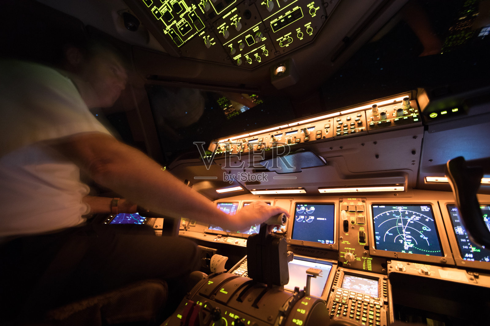 欧洲上空的波音777夜航照片摄影图片