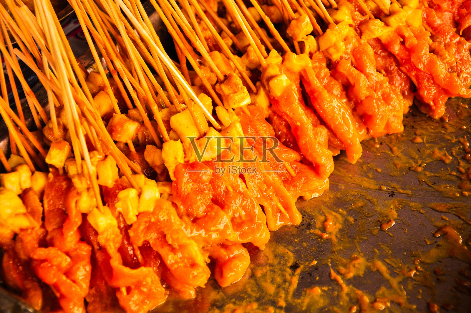 传统的泰式牛排烤猪肉(Moo Satay)受欢迎的食物照片摄影图片