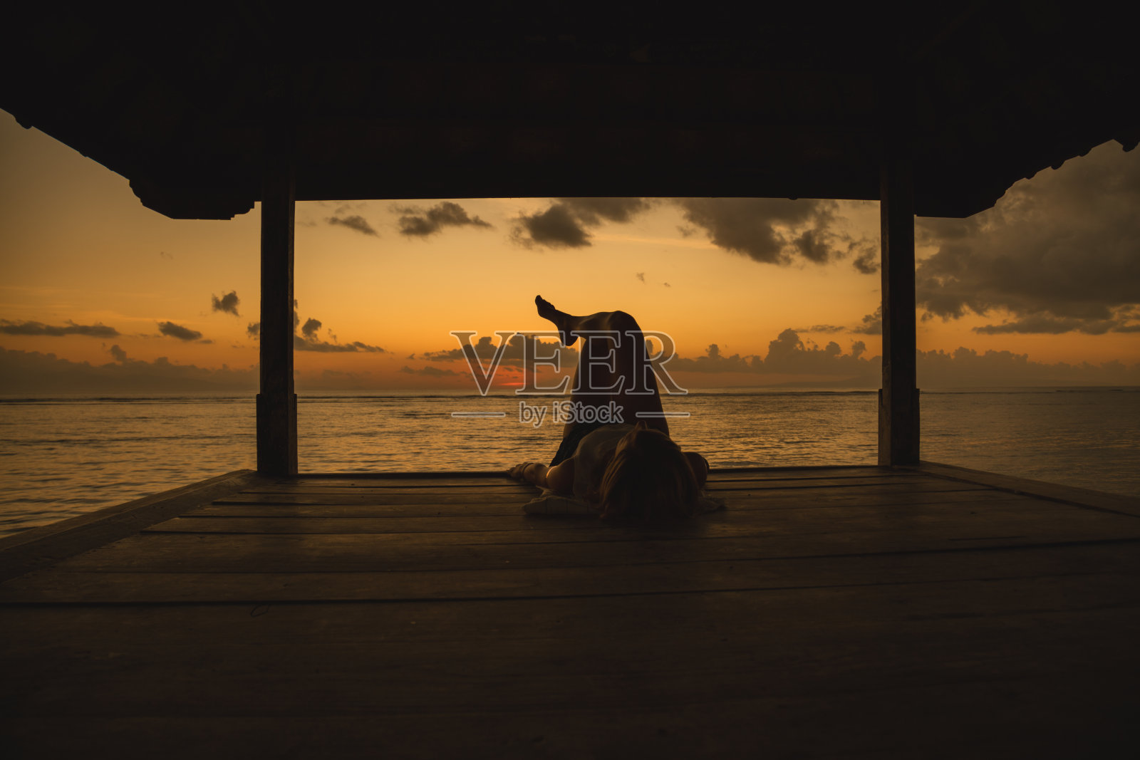 女孩享受海洋热带日落/日出。照片摄影图片