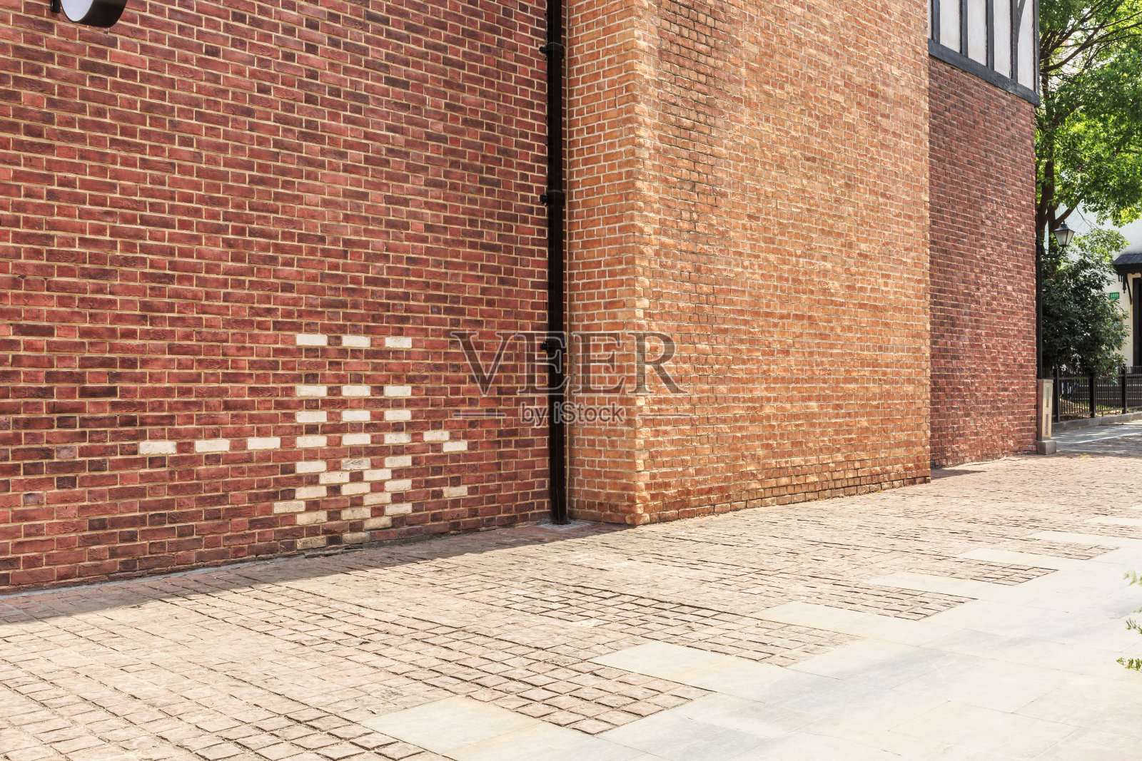 红砖墙和空地板人行道照片摄影图片