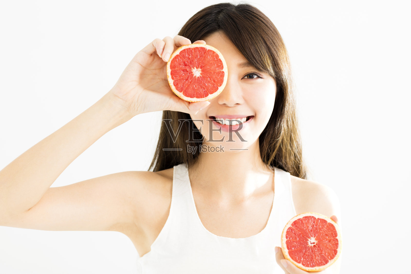 用葡萄柚遮住眼睛的快乐女人照片摄影图片