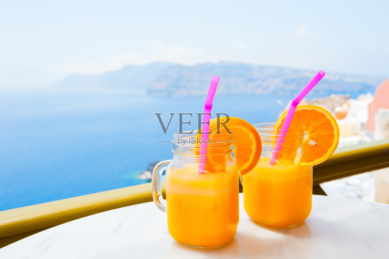 桌上放着两杯新鲜橙汁，照片摄影图片