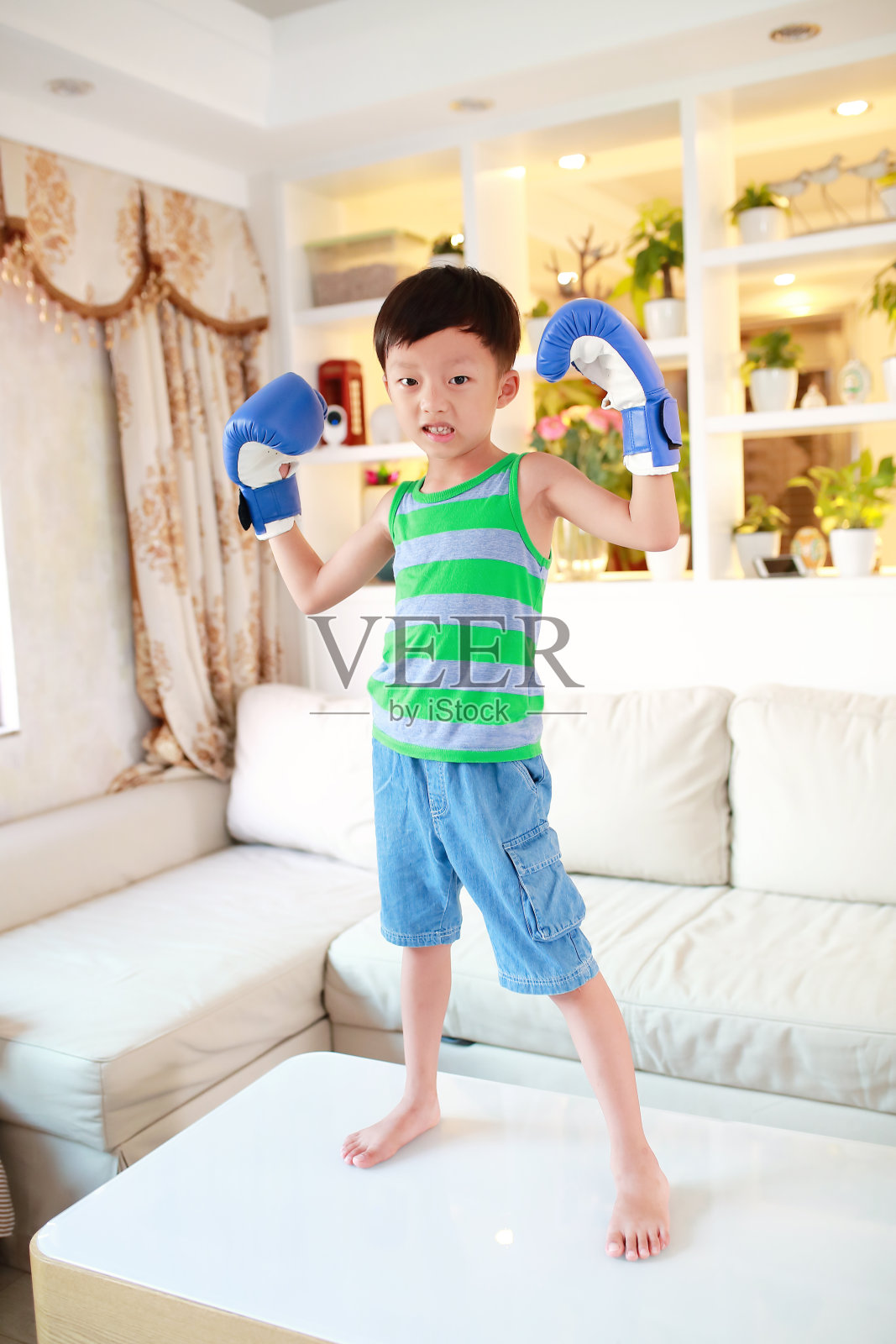 可爱的男孩拳击照片摄影图片