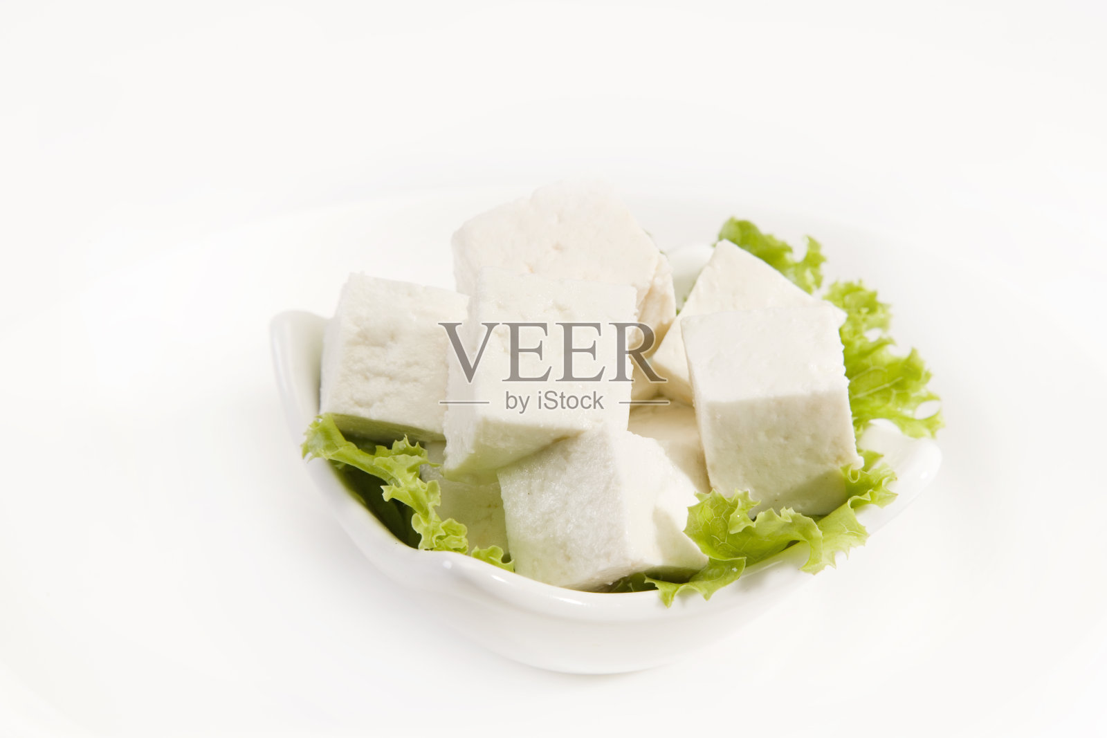 白色背景下孤立的一块奶酪或奶酪照片摄影图片