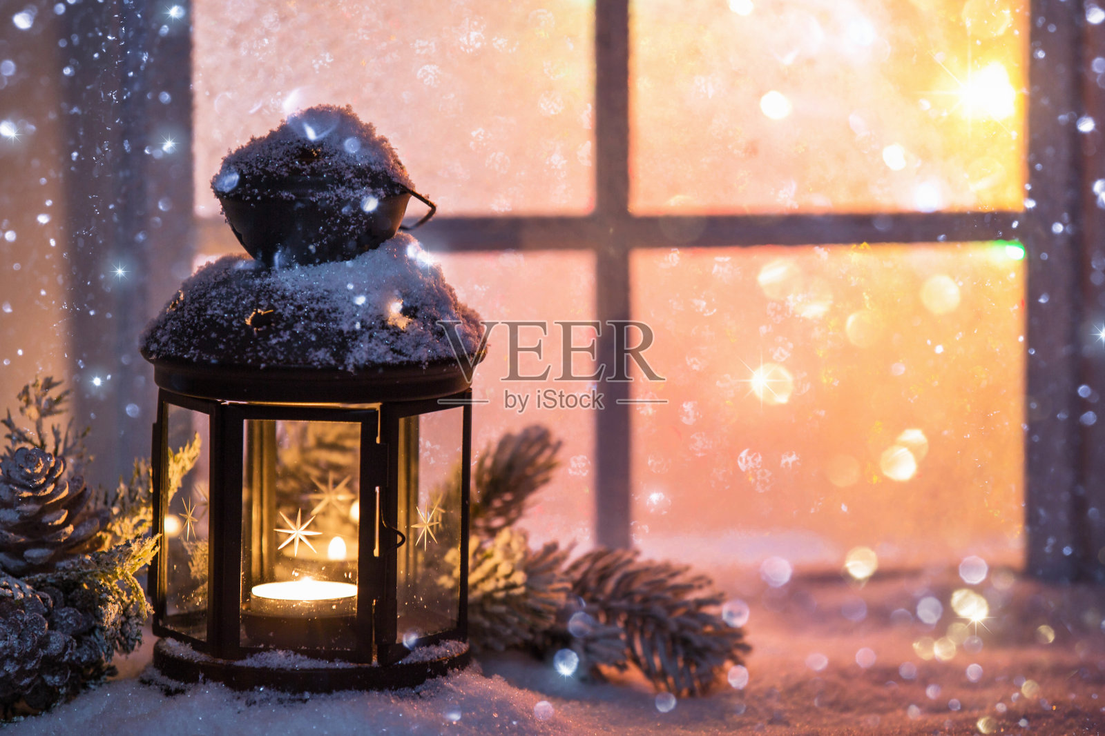 冬季装饰用烛台靠近白雪覆盖的窗户照片摄影图片