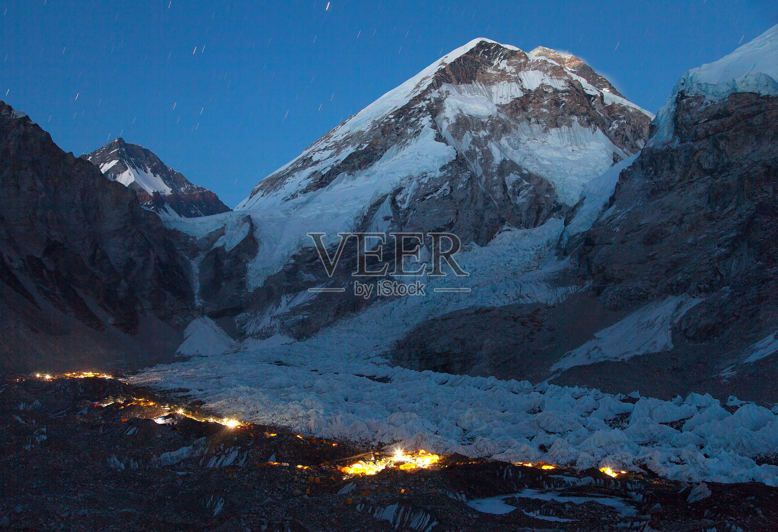珠穆朗玛峰基地营地的夜间全景照片摄影图片