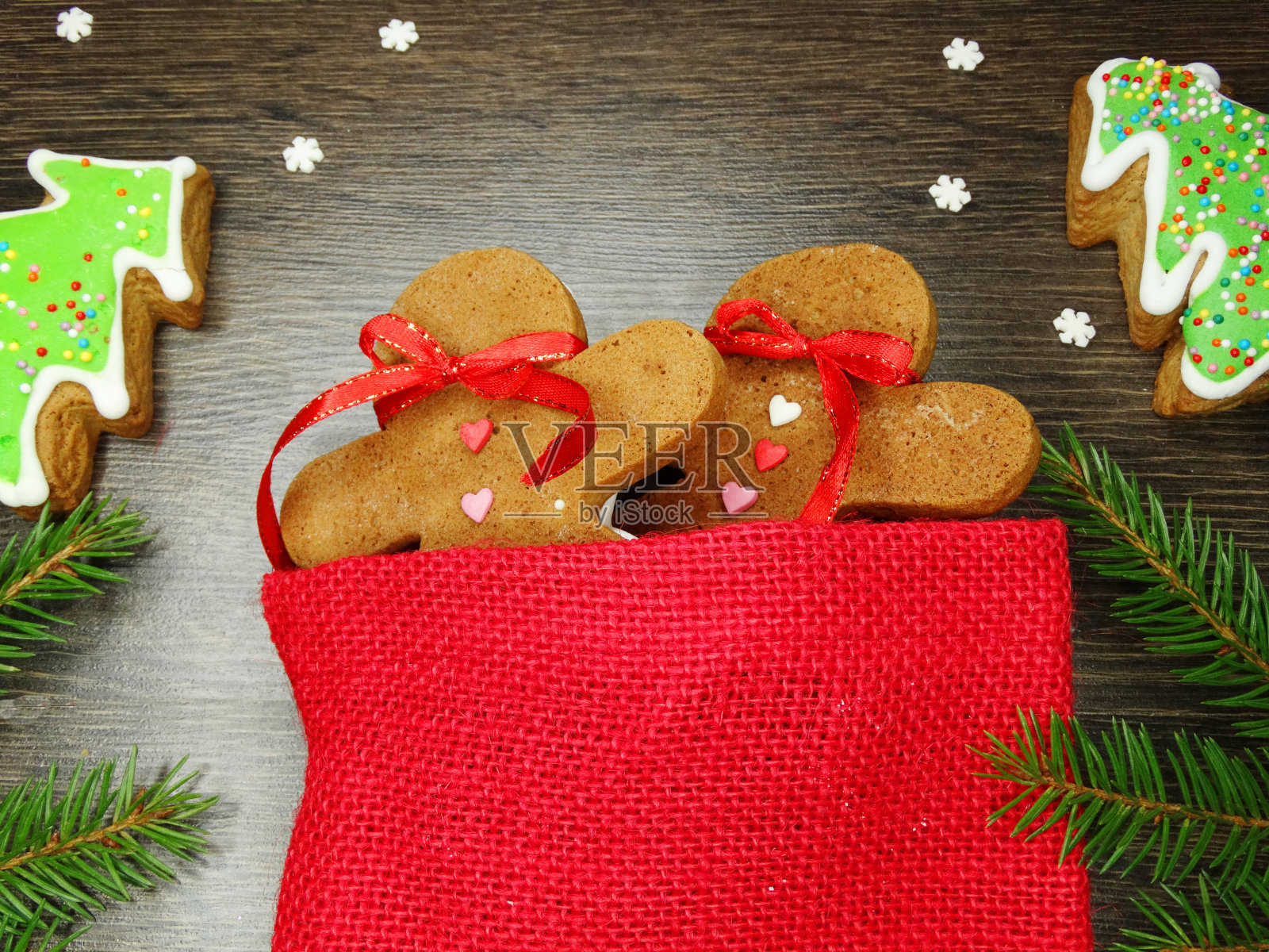圣诞饼干、姜饼和木制背景装饰照片摄影图片