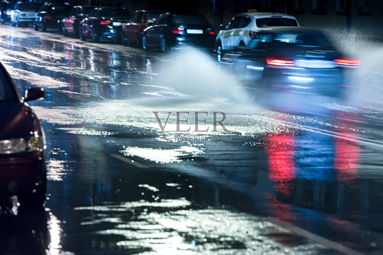 城市车辆在雨夜行驶在潮湿的道路上照片摄影图片