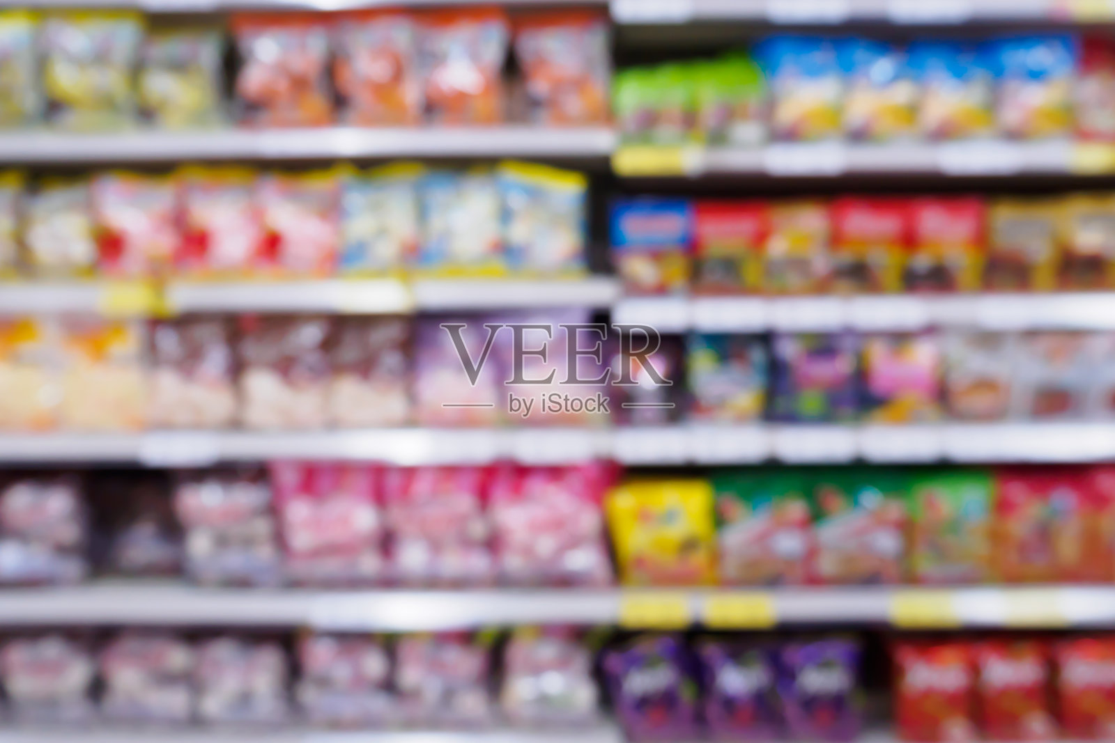 抽象模糊超市的货架上摆满了各种零食、薯片等食品产品照片摄影图片