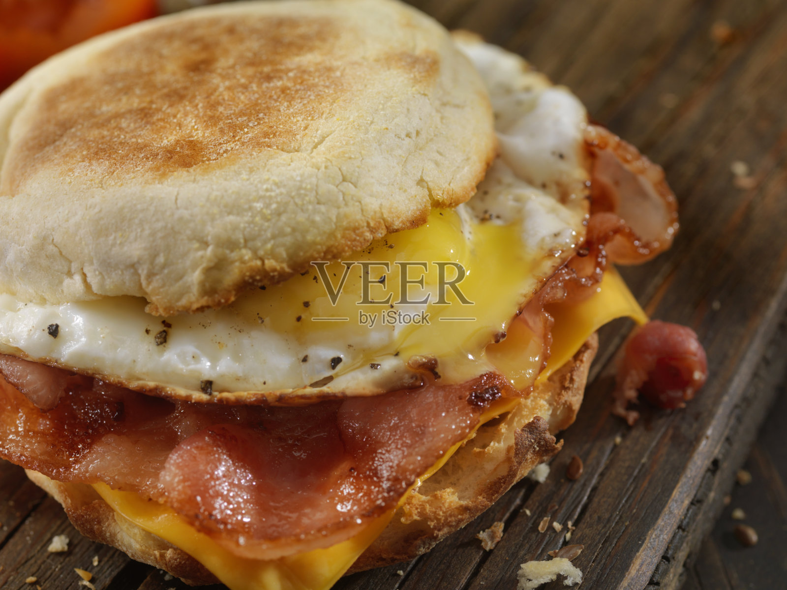 培根，鸡蛋和奶酪早餐三明治照片摄影图片