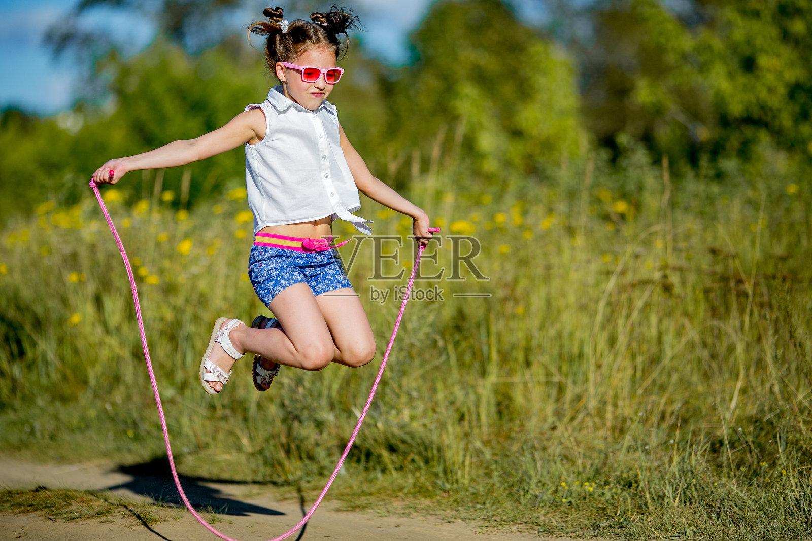 女孩用绳子跳照片摄影图片