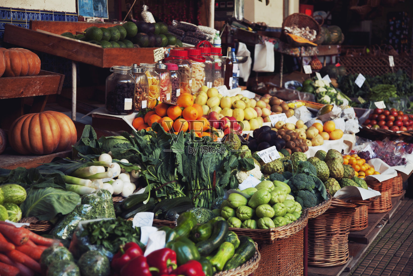 在农贸市场买水果和蔬菜照片摄影图片