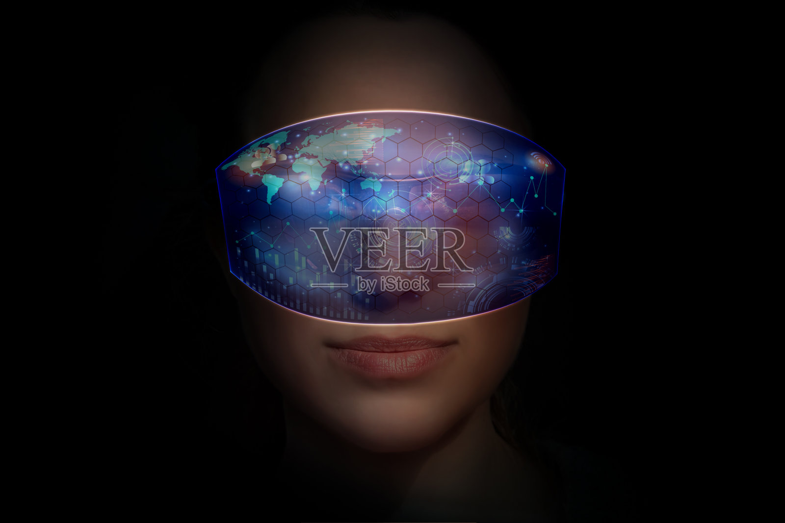 年轻美丽的女人与虚拟未来主义眼镜(技术概念)的特写肖像。虚拟全息接口。网络空间、科学和人的概念照片摄影图片