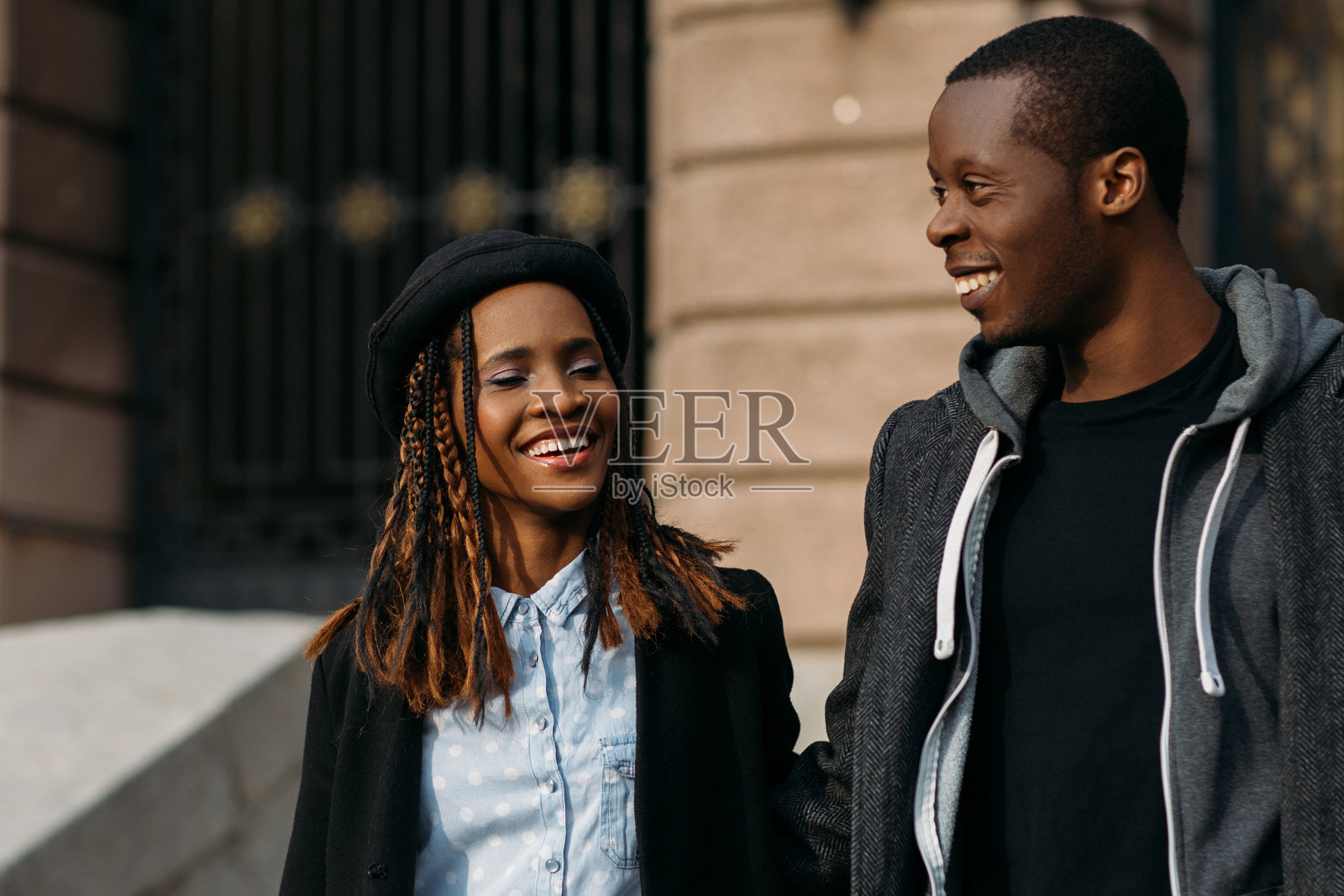 快乐的年轻夫妇。快乐的非裔美国人照片摄影图片