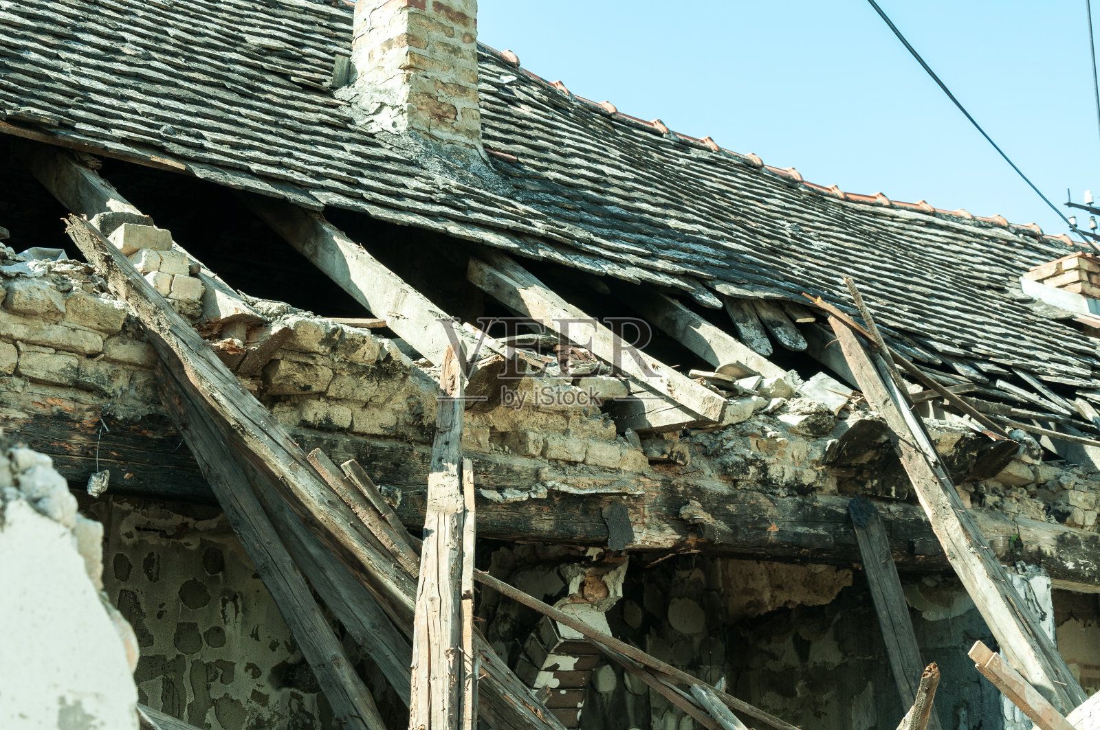 乌克兰东部一座废弃民房的一部分在战区被手榴弹爆炸损坏照片摄影图片