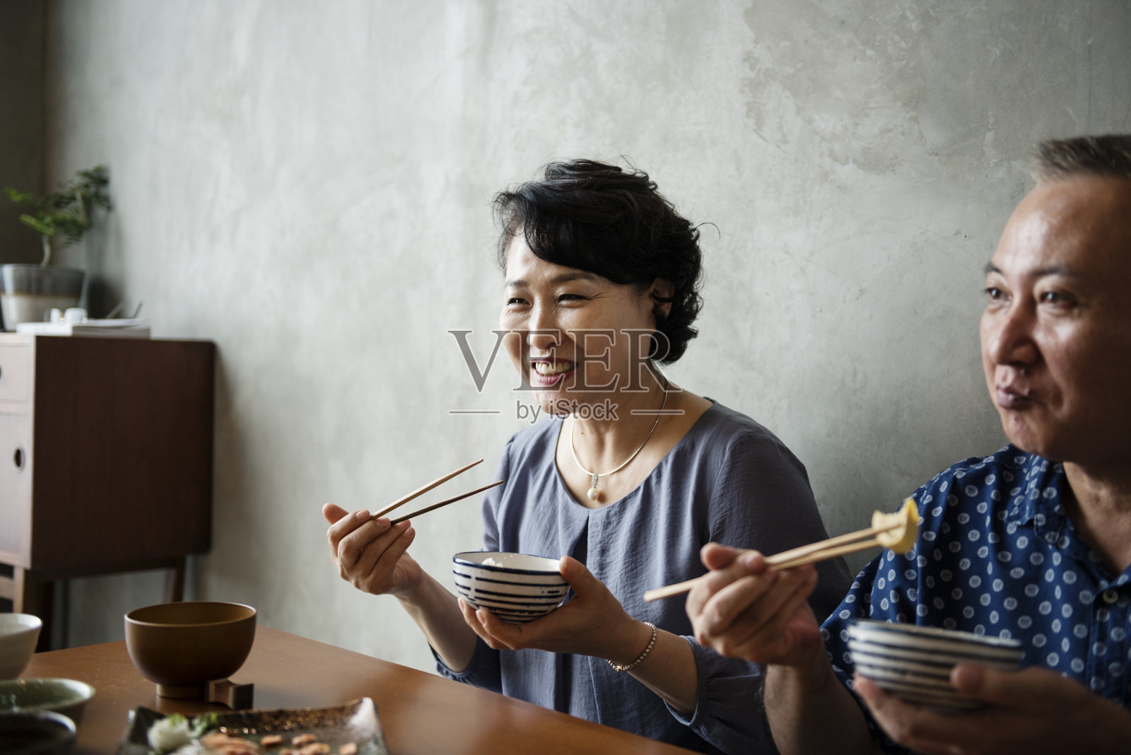 日本家庭一起用餐，幸福快乐照片摄影图片