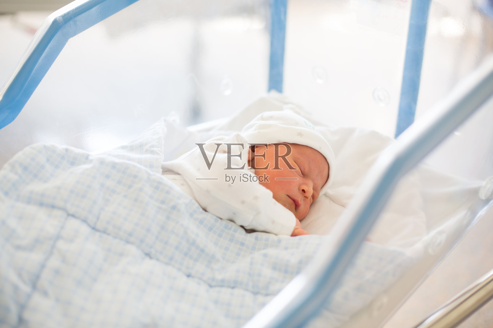 新生儿躺在产前医院的婴儿床上照片摄影图片