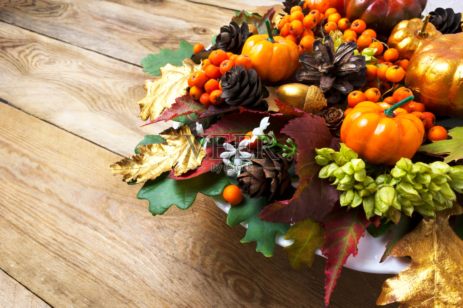 秋季或感恩节的节日安排有南瓜和秋叶照片摄影图片