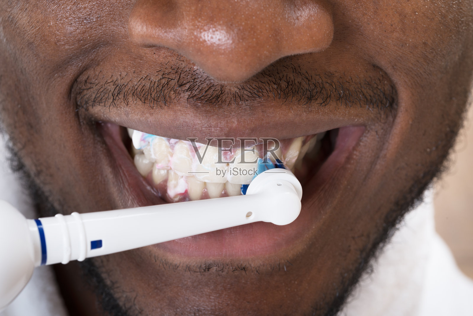 特写的非洲人清洁他的牙齿照片摄影图片
